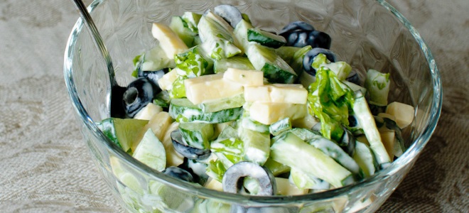 salad sederhana dengan zaitun