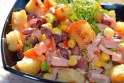 salad dengan crouton dan ham
