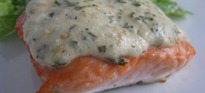 Salmon dengan keju di dalam ketuhar