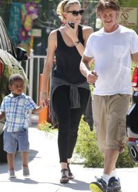 Charlize Theron dengan Sean Pen dan anak Jackson