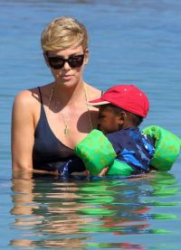 Charlize Theron bersama anaknya di Hawaii