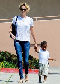 Charlize Theron berjalan dengan anaknya