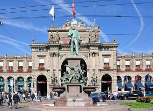 Stesen kereta api utama di Zurich dan monumen Alfred Asher