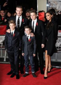 Beckham dengan anak-anak di atas permaidani merah