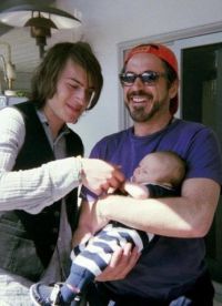 Robert Downey Jr dengan dua anak lelaki