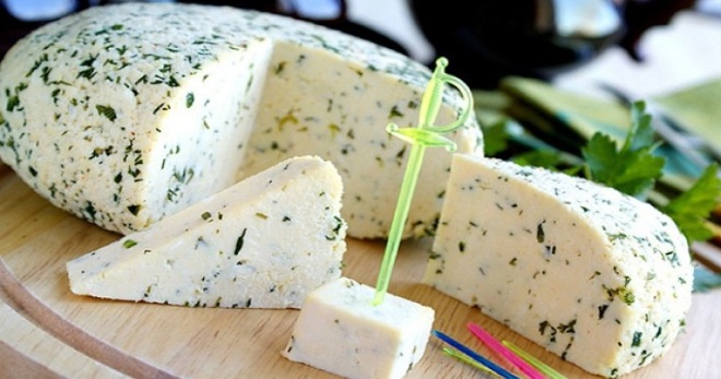 Sūris iš varškės namuose - geriausi virimo receptai kiekvienam skoniui!