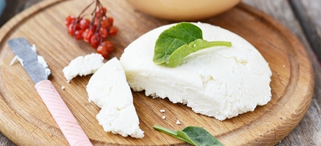 Sūrio varškės sūris namuose