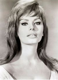 Sophia Loren bermain dalam filem di Itali dan di luar negara