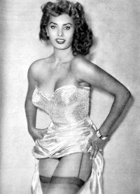 Pinggang Sophia Loren dalam korset hanya 49 cm