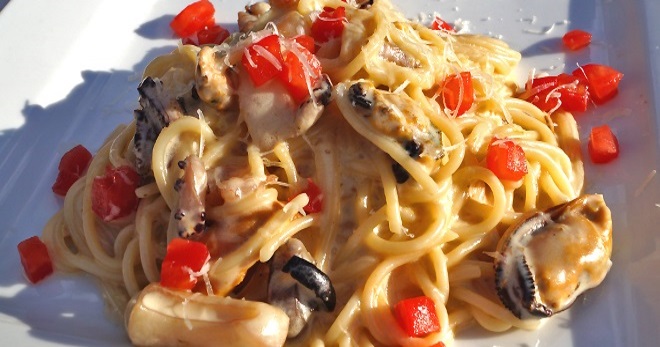 Spageti dengan makanan laut dalam sos berkrim - resipi untuk hidangan lazat dan asli
