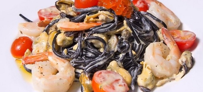 spageti hitam dengan makanan laut dalam saus berkrim