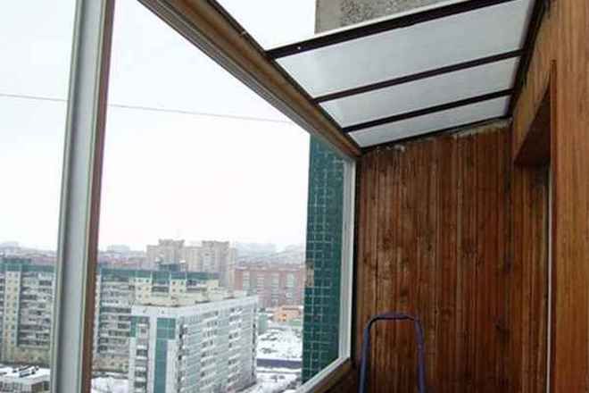 balkoni dengan bumbung kaca