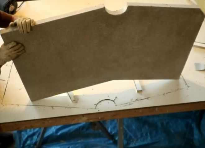 Bahagian atas meja diperbuat daripada konkrit 17