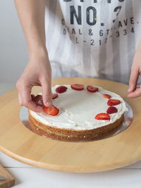 Свадебный торт без мастики с ягодами и фруктами 1