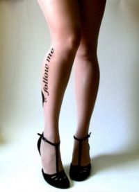 tatuiruotė ant kojos su užrašu 2