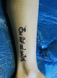 tatuiruotė ant kojos su užrašu 3