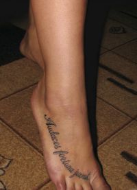 tatuiruotė ant kojos su užrašu 4