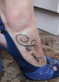 tatuiruotė ant kojos su užrašu 7