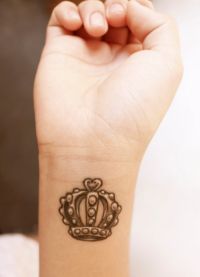 tatuiruotės karūna rankomis 3