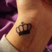 corona del tatuaggio sul polso per ragazze2