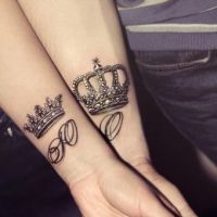 corona del tatuaggio al polso per ragazze7