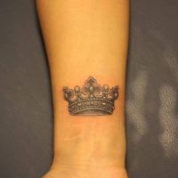 corona del tatuaggio al polso per ragazze8
