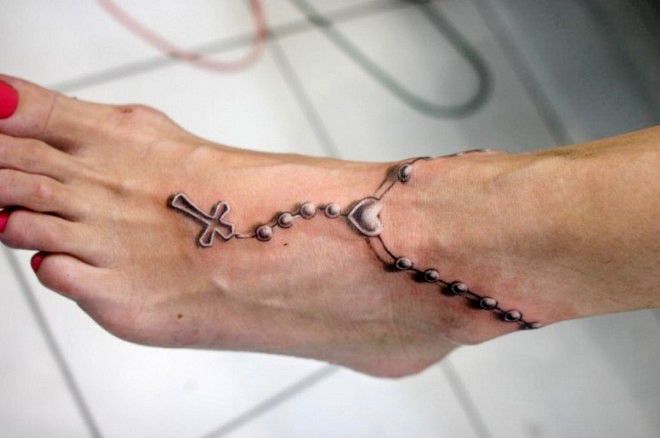 gelang di kaki dengan salib