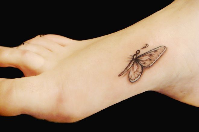piccola farfalla sulla gamba