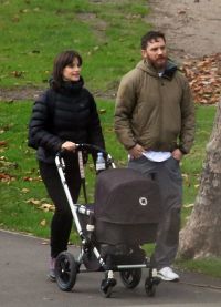 Tom Hardy dan Charlotte Riley berjalan-jalan dengan bayi