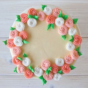 マスチックなしで自分の手でケーキを飾る方法6