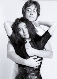 John Lennon bersama isterinya