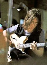 John Lennon dengan gitar