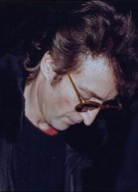 John Lennon memberi tandatangan beberapa jam sebelum kematiannya