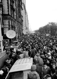 Puluhan ribu orang berkumpul di tempat pembunuhan John Lennon