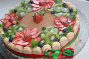 hiasan kek dengan buah strawberi dan kiwi 14