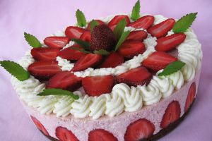 hiasan kek dengan strawberi dan pudina 17