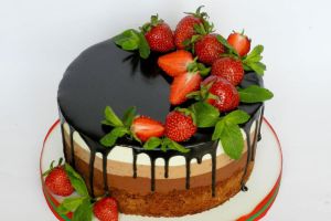 hiasan kek dengan strawberi dan pudina 18