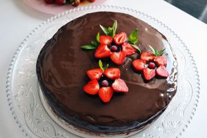 bagaimana membuat sekeping strawberi pada kek 1