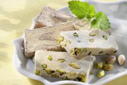 Uzbek halva dengan pistachios