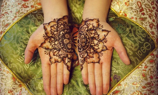 tatu henna sementara di telapak tangan
