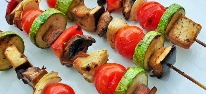 Antipasto dalle verdure allo shish kebab