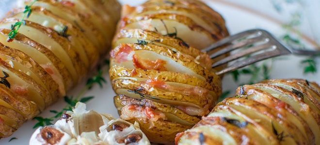 Запеченная картошка с салом в духовке