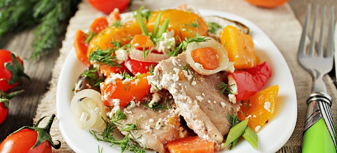 Pork panggang dengan sayur-sayuran di dalam ketuhar