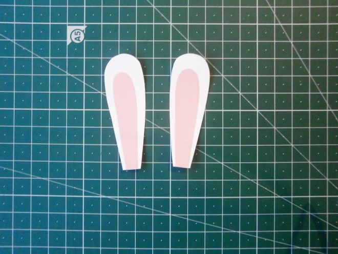 Hare dari kertas dengan tangan anda sendiri - telinga
