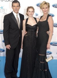 Antonio Banderas bersama isterinya dan anak perempuan Stella