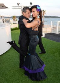 Antonio Banderas sedang menari tango di Festival Filem Cannes dengan seorang pelakon muda
