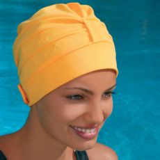 i voluminosi cappelli da donna per la piscina