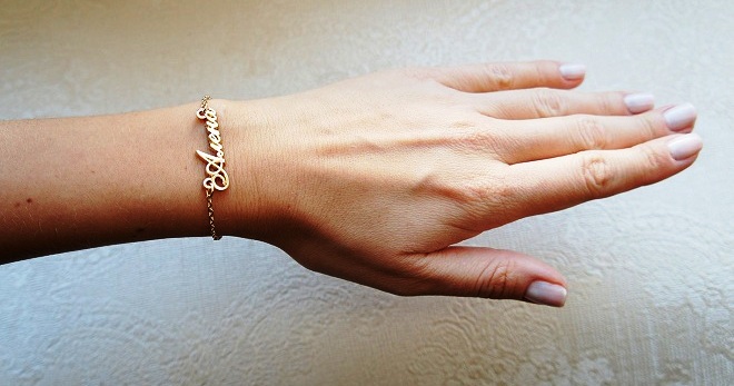 Bracciale d'oro a portata di mano per le donne - come scegliere e quale mano indossare?